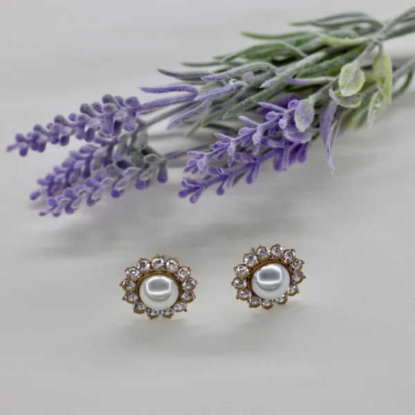 Inaaya Stud Earrings in Pearl